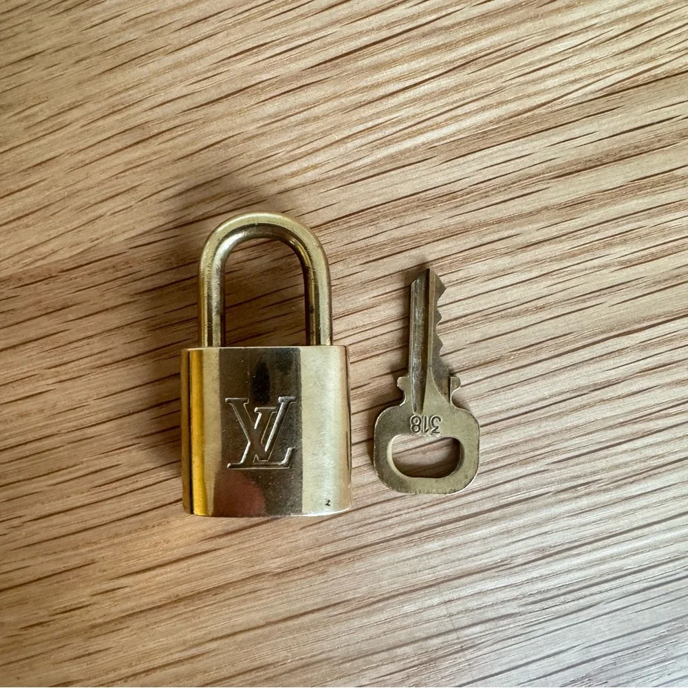 ✅AUTH✅ 🔐 LOUIS VUITTON LOCK AND KEY - Picture 4 of 6